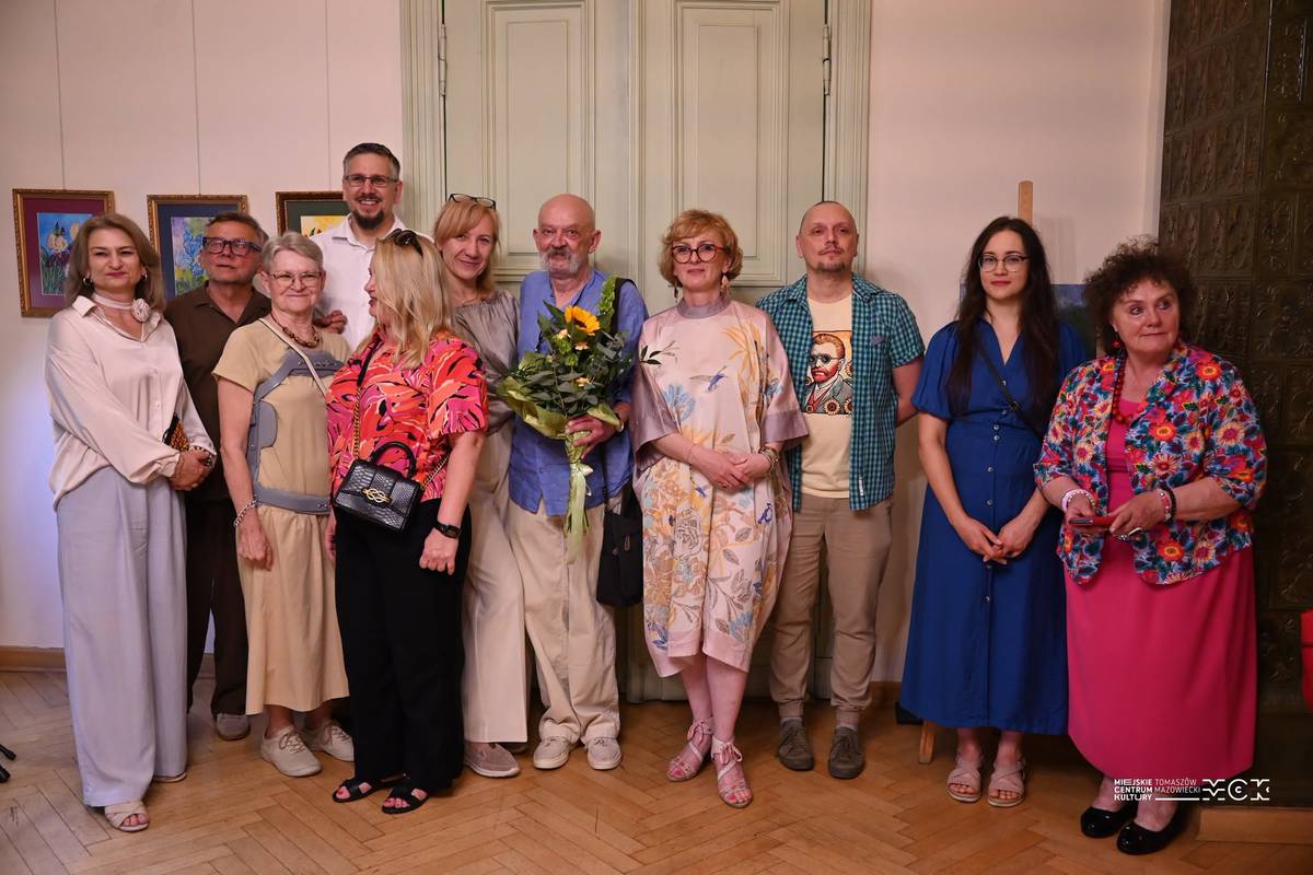 Na zdjęciu uczestnicy wernisażu z grupy Bohema w Miejskim Centrum Kultury. Pozują do zdjęcia w sali wystawienniczej