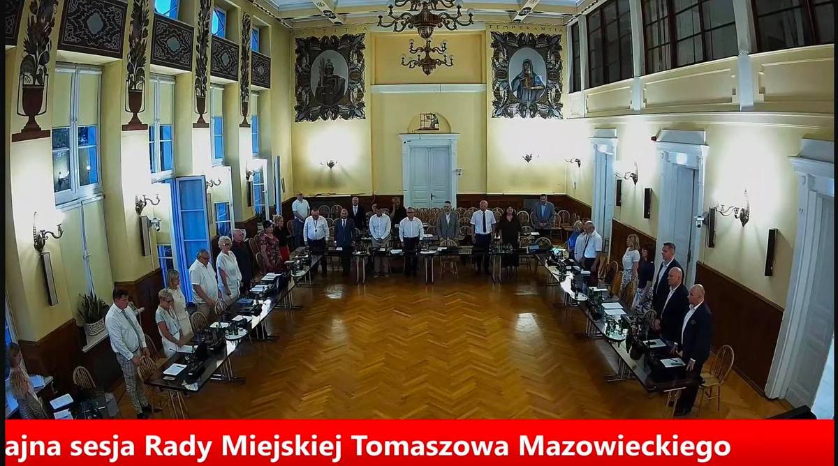 Na zdjęciu Rada Miejska w sali obrad podczas kolejnej sesji. W pierwszym rzędzie prezydent miasta i jego zastępcy, na dalszym planie radni i dyrektorzy Urzędu Miasta