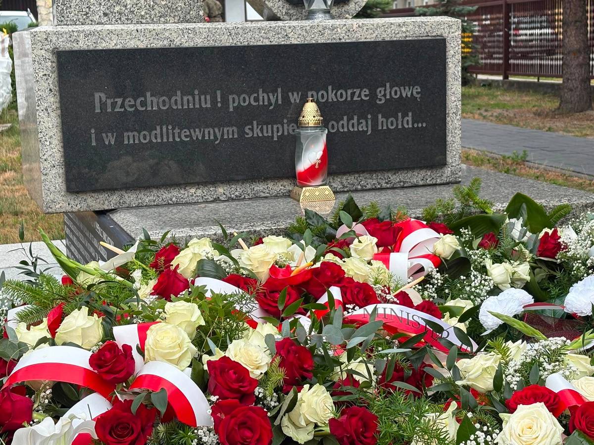 Na zdjęciu fragment Pomnika Nieznanego Żołnierza na placu kościelnym w kościele pw. NMP Królowej Polski. Pomnik udekorowany złożonymi biało-czerwonymi kwiatami z okazji Dnia Pamięci Ofiar Ludobójstwa na Wołyniu