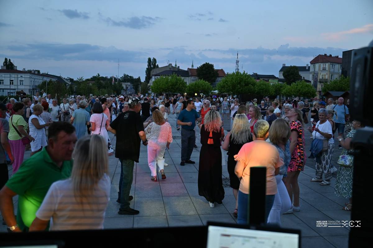 Na zdjęciu DJ prowadzący potańcówkę na Placu Kościuszki. W tle tańczący ludzie, dorośli i dzieci