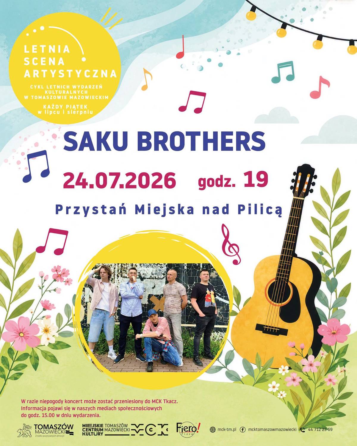 Na zdjęciu plakat kolejnego koncertu w ramach Letniej Sceny Artystycznej. Na plakacie grafika polnych kwiatów, gitary akustycznej i nutek otaczająca zdjęcie zespołu Saku, pięciu muzyków na zdjęciu