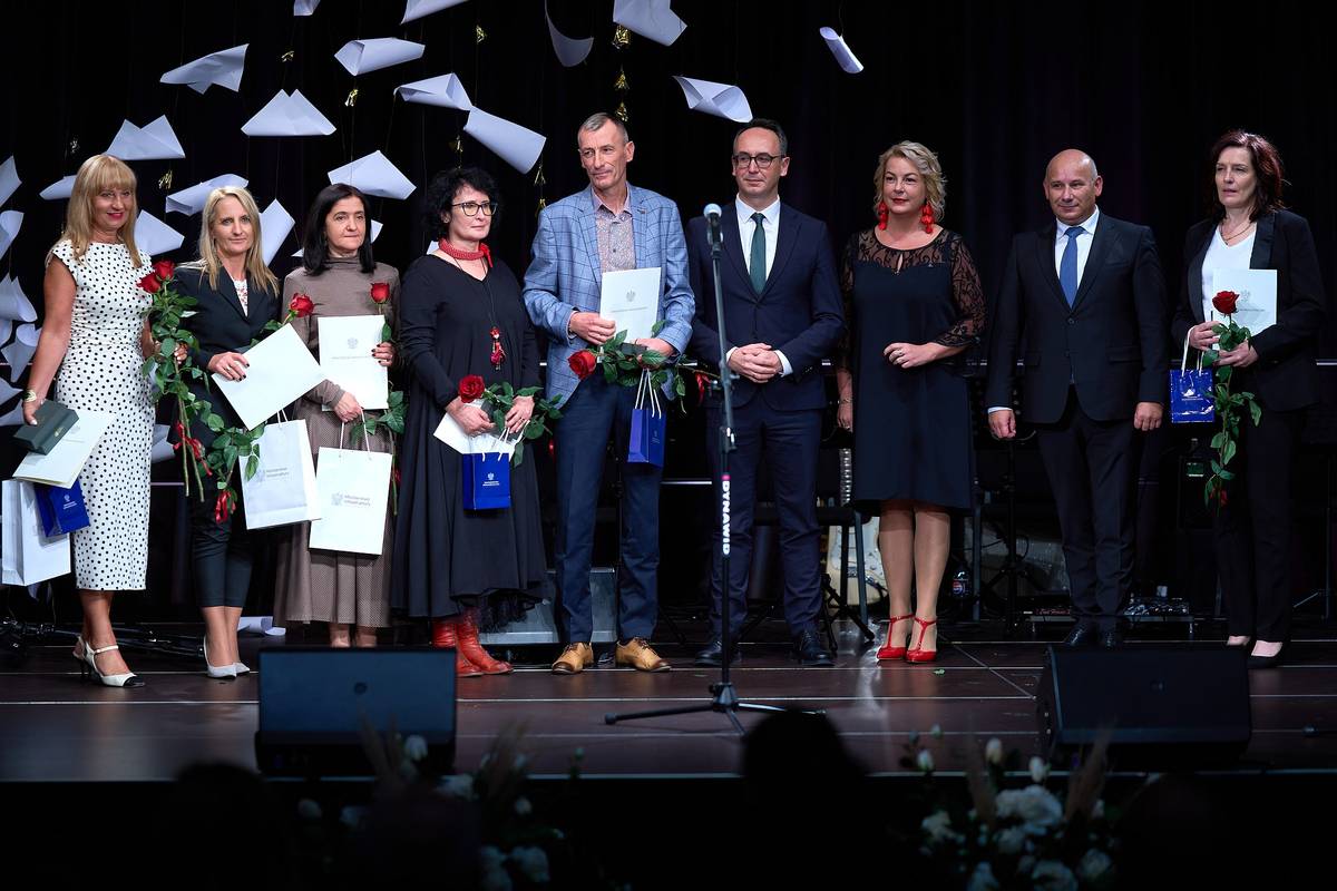Na zdjęciu obchody Miejsko-Powiatowego Dnia Edukacji Narodowej w PCAS-ie. Na scenie prezydent miasta Tomaszowa Mazowieckiego, minister infrastruktury oraz wyróżnieni i nagrodzeni dyrektorzy i nauczyciele z upominkami i czerwonymi różami