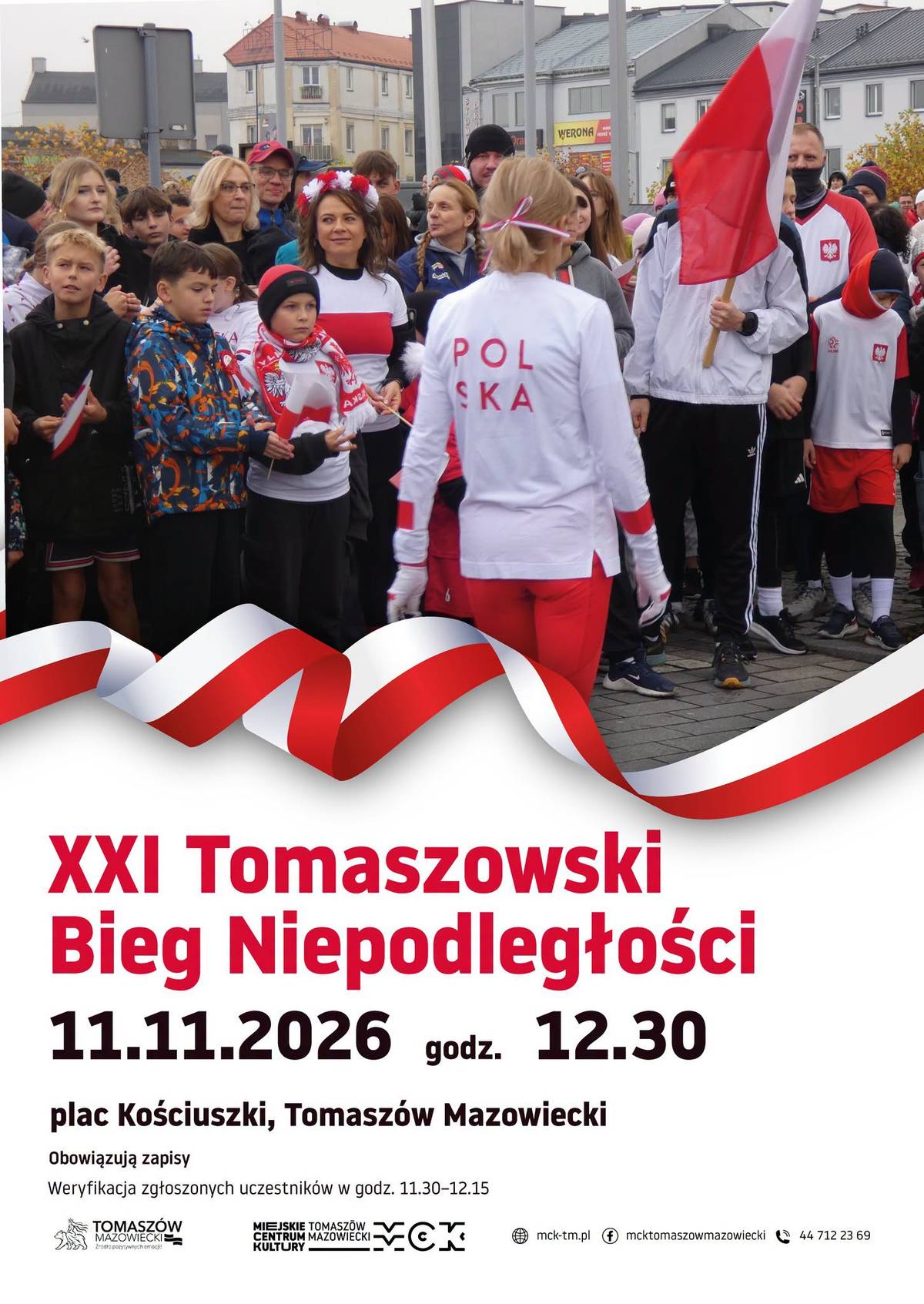 Na zdjęciu uczestnicy XXI. Tomaszowskiego Biegu Niepodległości na starcie w biało-czerwonych koszulkach, z biało-czerwonymi chorągiewkami