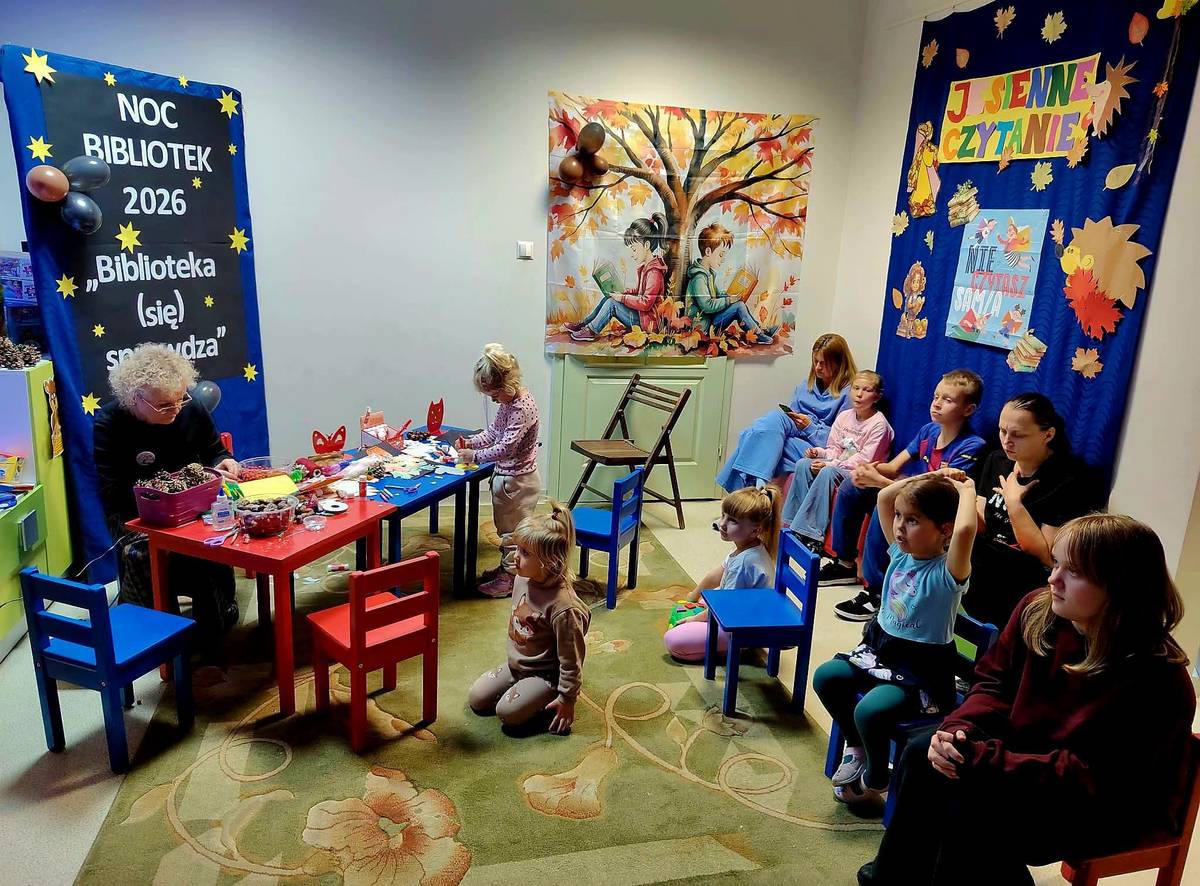 Na zdjęciu zabawy i animacje podczas XII Nocy Bibliotek w Oddziale dla Dzieci i Młodzieży MBP. Dzieci wykonują prace plastyczne i słuchają bibliotecznych opowieści