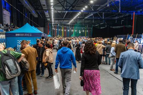 Uczestnicy 8. Love Polish Jazz Festivalu oglądający okolicznościowe wystawy jazzowe