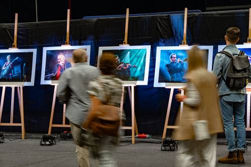 Fotografie muzyków wykonane przez Dariusza Kwapisiewicza w czasie wcześniejszych edycji Festivalu. Ekspozycja na sztalugach
