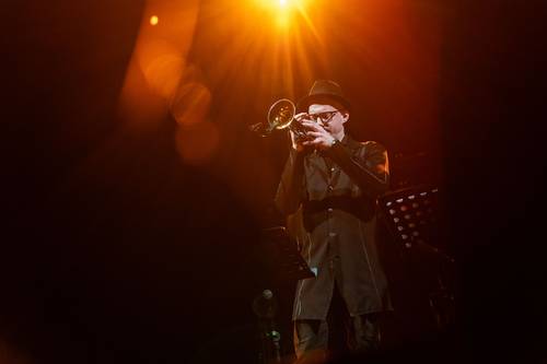 Piotr Schmidt wraz z Mino Cinelu na scenie 8. Love Polish Jazz Festival