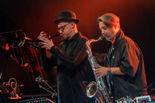 Piotr Schmidt wraz z Mino Cinelu na scenie 8. Love Polish Jazz Festival