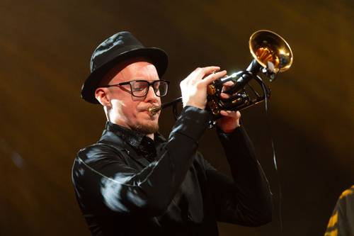 Piotr Schmidt wraz z Mino Cinelu na scenie 8. Love Polish Jazz Festival