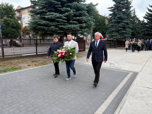 Delegacja starostwa powiatowego składa biało-czerwona wiązankę pod Pomnikiem Nieznanego Żołnierza