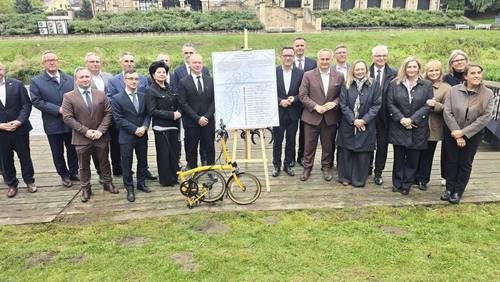 Na zdjęciu sygnatariusze listu intencyjnego w sprawie utworzenia trasy rowerowej o znaczeniu wojewódzkim „Velo Pilica”. Wszyscy pozują do zdjęcia na pomoście nad rzeka w miejscowości Przedbórz