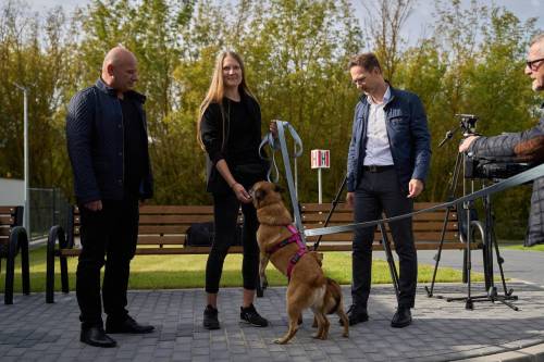 Na zdjęciu prezydent miasta Marcin Witko i europoseł Waldemar Buda przekazuja przeprowadzonego w ramach spaceru  pieska pracownicy centrum Opieki nad Zwierzętami Bezdomnymi