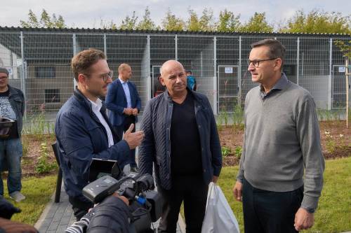 Na zdjęciu prezydent miasta podczas otwarcia nowego Centrum Opieki nad Zwierzętami Bezdomnymi rozmawia z europosłem Waldemarem Budą i byłym premierem Mateuszem Morawieckim