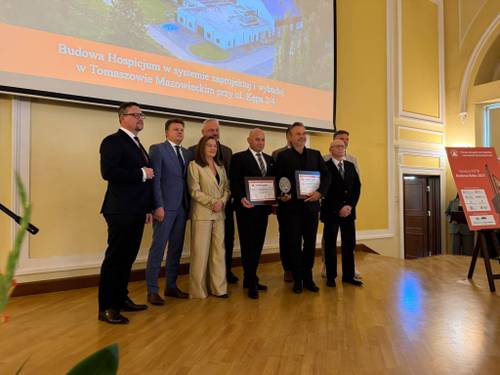 Delegacja z Tomaszowa Mazowieckiego odbiera nagrodę III Stopnia z budowę tomaszowskiego hospicjum. Nagroda jest odbierana podczas uroczystej Gali Polskiego Związku Inżynierów i Techników Budowlanych w Warszawie
