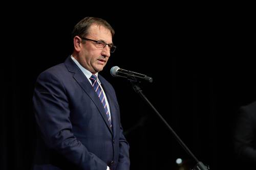 Wystapieniem okolicznościowe na Dniu edukacji Narodowej starosty tomaszowskiego. Starosta stoi przed mikrofonem i przemawia