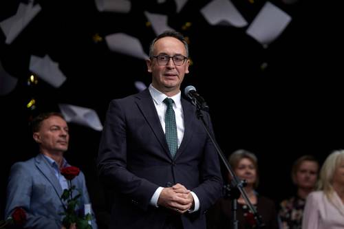 Wystąpienie okolicznościowe ministra infrastruktury z okazji Dnia Edukacji Narodowej . Minister stoi przed mikrofonem i przemawia
