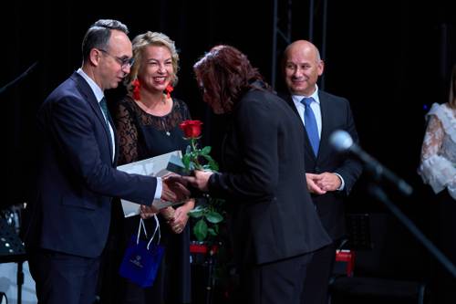 Minister infrastruktury wręcza wyróżnienia i nagrody nauczycielom i dyrektorom podczas Miejsko-powiatowych obchodów Dnia Edukacji Narodowej