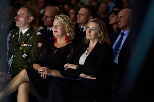 Na zdjęciu wśród publiczności przedstawiciele 25 brygady kawalerii powietrznej oraz Łódzkiego Kuratorium Oświaty - Piotrków Trybunalski