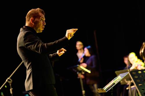 Koncert TM Orchestra na obchodach Dnia Edukacji - na pierwszym planie dyrygent orkiestry