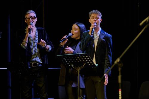 Koncert TM Orchestra na obchodach Dnia Edukacji  - tercet wokalny