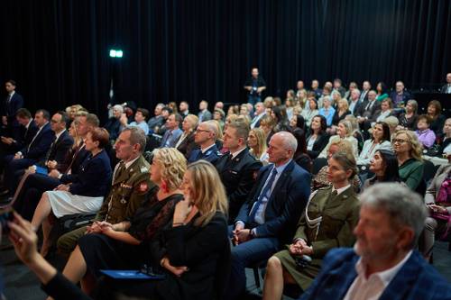 Audytorium podczas miejsko-Powiatowych obchodów Dnia Edukacji Narodowej, zaproszeni goście na widowni