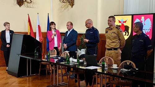 Na zdjęciu przedstawiciele służb mundurowych podczas spotkania w Urzędzie Miasta z dyrektorami i nauczycielami z tomaszowskich szkół. Funkcjonariuszy przedstawia sekretarz miasta