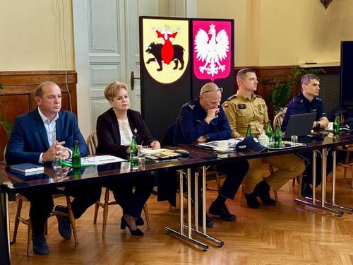 Na zdjęciu przedstawiciele służb mundurowych oraz Wydziału Edukacji i Wydziału Zarządzania Kryzysowego na spotkaniu z przedstawicielami miejskiej oświaty
