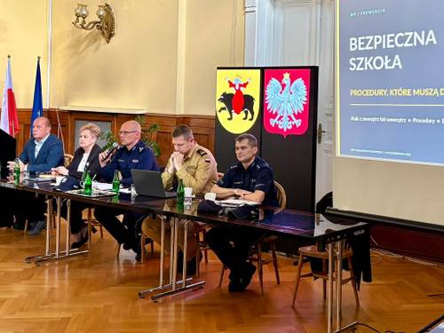 Na zdjęciu przedstawiciele służb mundurowych oraz Wydziału Edukacji i Wydziału Zarządzania Kryzysowego na spotkaniu z przedstawicielami miejskiej oświaty
