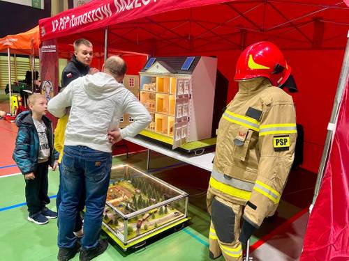 Namiot edukacyjny Państwowej Straży Pożarnej na Krajowym Treningu Rodzinnym w Szkole Podstawowej nr 1 w Tomaszowie Mazowieckim. Widać makietę domu wielorodzinnego