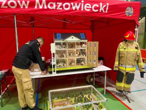 Namiot edukacyjny Państwowej Straży Pożarnej na Krajowym Treningu Rodzinnym w Szkole Podstawowej nr 1 w Tomaszowie Mazowieckim. Widać makietę domu wielorodzinnego