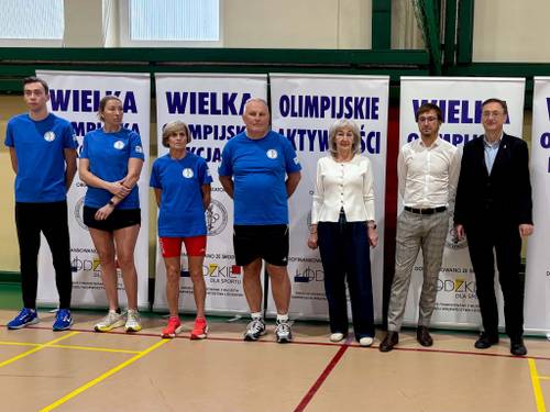 Na zdjęciu Olimpijczycy na lekcji WF spotykają się z uczniami Szkoły Podstawowej nr 6 na sali gimnastycznej. Uczniowie w strojach gimnastycznych