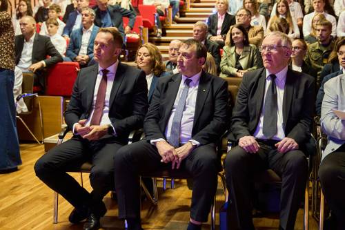 Przedstawiciele władz samorządowych i związku sportowego na uroczystości Sportowego podsumowania roku 2025/2026. Siedzą w pierwszym rzędzie sali widowiskowej MCK Tkacz