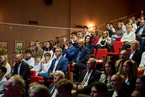 Publiczność, laureaci nagród na Sportowym podsumowaniu roku szkolnego 2025/2026. Zajmują miejsca na widowni w sali widowiskowej MCK Tkacz