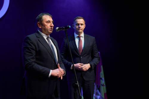 Wystąpienie okolicznościowe Starosty Powiatu Tomaszowskiego i Zastępcy Prezydenta Miasta Tomaszowa Mazowieckiego. Przemawiają ze sceny stojąc przed statywem z mikrofonem