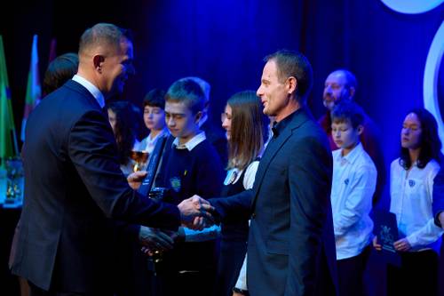Zastępca Prezydenta Miasta wręcza puchary i dyplomy trenerom i uczniom - laureatom współzawodnictwa sportowego oraz składa gratulacje