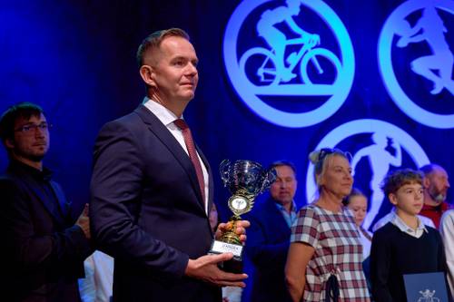 Zastępca Prezydenta Miasta wręcza puchary i dyplomy trenerom i uczniom - laureatom współzawodnictwa sportowego oraz składa gratulacje