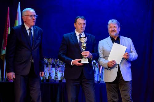 Przedstawiciele Starostwa Powiatowego - Starosta i Wicestarosta oraz Prezes Miejskiego Związku Sportowego z pucharami i dyplomami w rękach składają gratulacje zwycięzcom współzawodnictwa sportowego 2025/2026