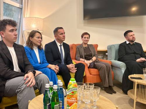 Zaproszeni goście na Dniu Seniorów w Domu dziennego Pobytu - Zastępca Prezydenta Miasta, Przewodnicząca Rady Miejskiej, Dyrektor Wydziału Spraw Społecznych, ksiądz-dyrektor hospicjum, Przewodniczący Młodzieżowej Rady Miasta