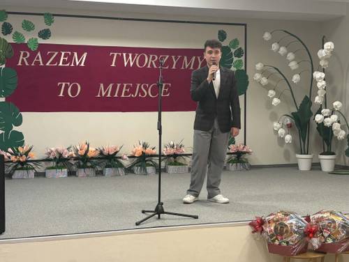 Występ wokalny Przewodniczącego Młodzieżowej Rady Miasta podczas Dnia Seniora w Domu dziennego pobytu przy ul. Niskiej 81