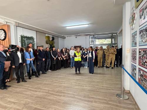 Dyrektorka Szkoły Podstawowej nr 10 oraz dyrektor Wydziału Zarzadzania Kryzysowego wraz z władzami miasta na czele z prezydentem oraz służby mundurowe i kadra pedagogiczna w czasie ćwiczeń w szkole w związku z ogłoszeniem alarmu zagrożeniem z powietrza